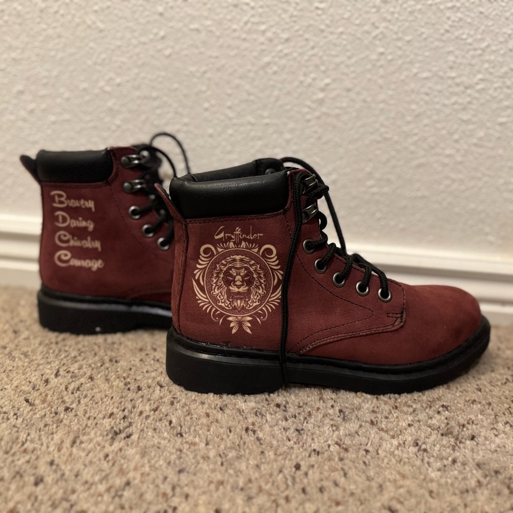 Harry Potter Hogwarts House Gryffindor Suede Combat/Doc Marten Boots Sz 6.5M 8W